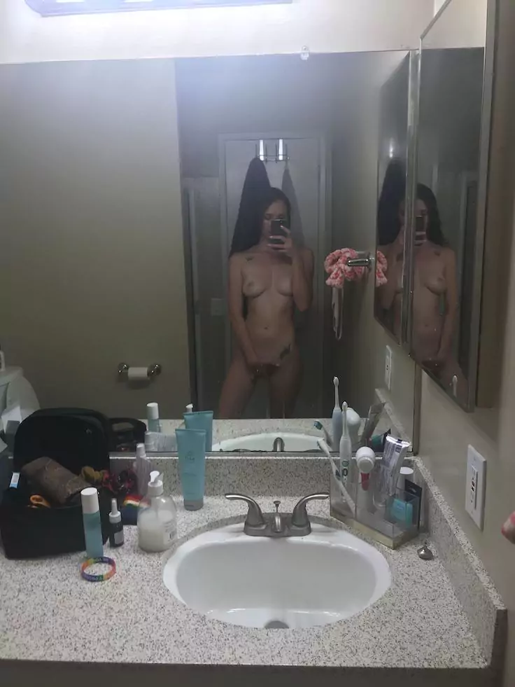 un nudes dans la salle de bain